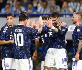 5-0！阿根廷5连胜：梅西破门 主动让点球 38岁老将洒泪告别|莱昂内尔·梅西|尼古拉斯·奥塔门迪|赞比亚|阿尔瓦雷斯|阿尔马达_新浪体育_新浪新闻